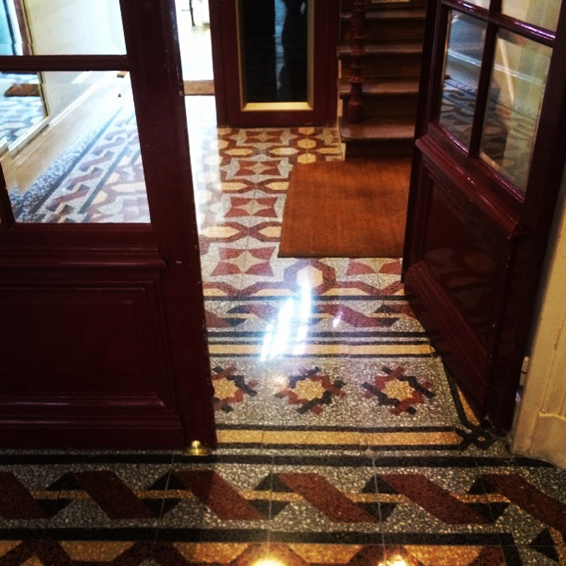Rénovation complète d'un sol en dalles de Terrazzo type Vénitien près de Paris. Les dalles abimées ont pu être restaurées et l'ensemble rénové par ponçage et cristallisation.